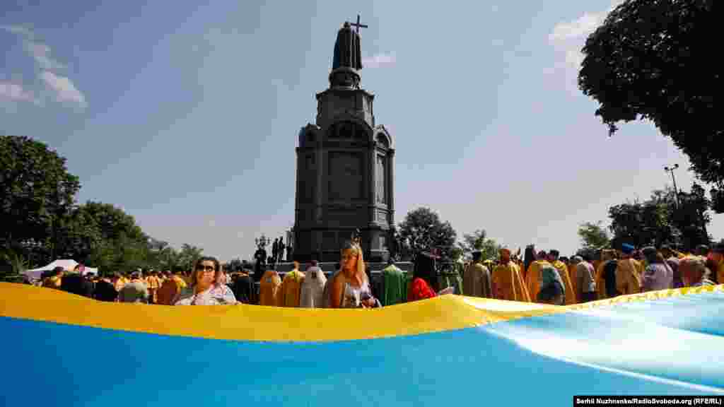 Як повідомляла пресслужба Київської митрополії, ПЦУ не організовувала масштабної хресної ходи, як у попередні роки. Однак миряни, які прийшли помолитися на літургію, разом із предстоятелем попрямували до пам’ятника князю Володимиру