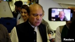 نواز شریف و دخترش مریم در هواپیما پیش از رسیدن به لاهور