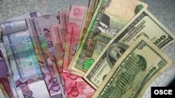 Туркменские манаты и американские доллары