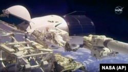 НАСАнын астронавттары Виктор Гловер менен Майк Хопкинс Эл аралык космос бекетинин Европа лабораториясында демейдеги техникалык тейлөө ишин жүргүзүштү. 2021-жылдын 27-январы.