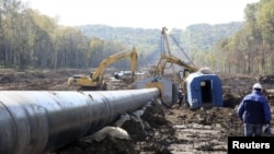 
Ýewropa Komissiýasy ÝB-e import edilýän energiýa mukdarynyň öňümizdäki ýyllarda artmagyna garaşylýandygyny aýdýar, şol sebäpden energiýa syýasatynyň sazlaşykly alnyp barylmagyny zerur hasaplaýar.