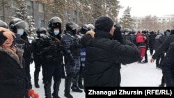 Протестующие у здания акимата в Актобе. 5 января 2022 года