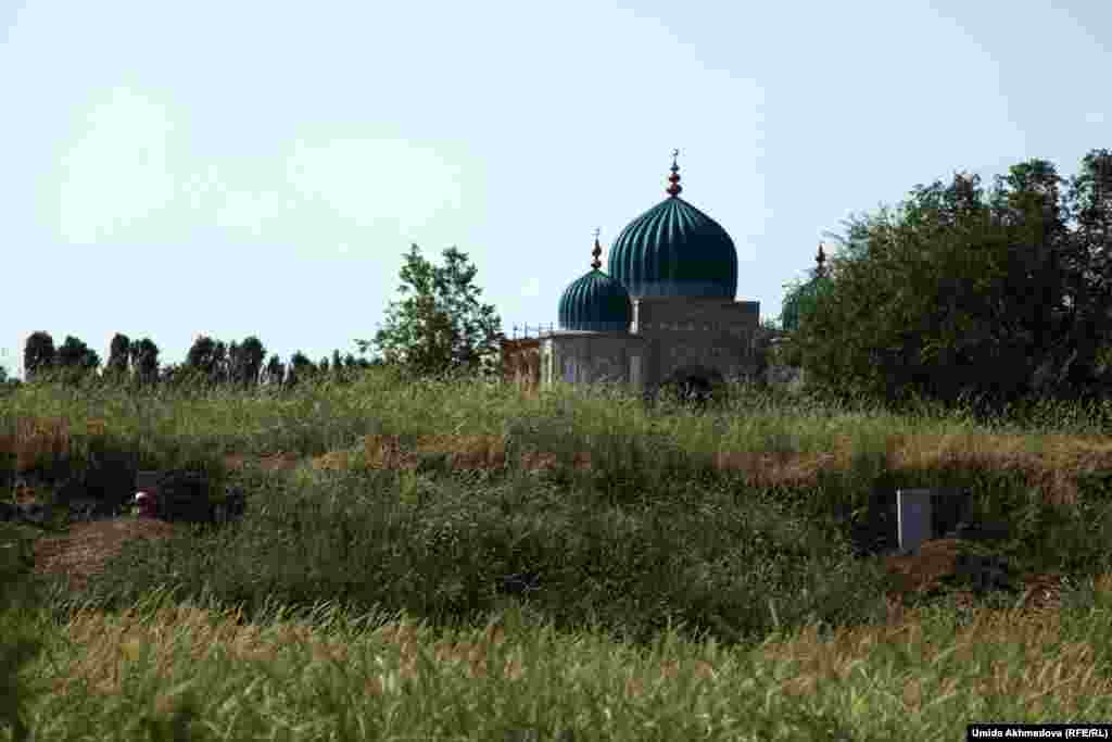 Балғалының қасындағы Шәбдімәлік әулиенің (12-13 ғғ.) мазары. Ауыл тұрғындары "әулие Қожа Ахмет Йасауидің жолын қуушы" болған деседі.
