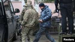 Украинского моряка выводят из здания суда в Симферополе, 27 ноября 2018 год 