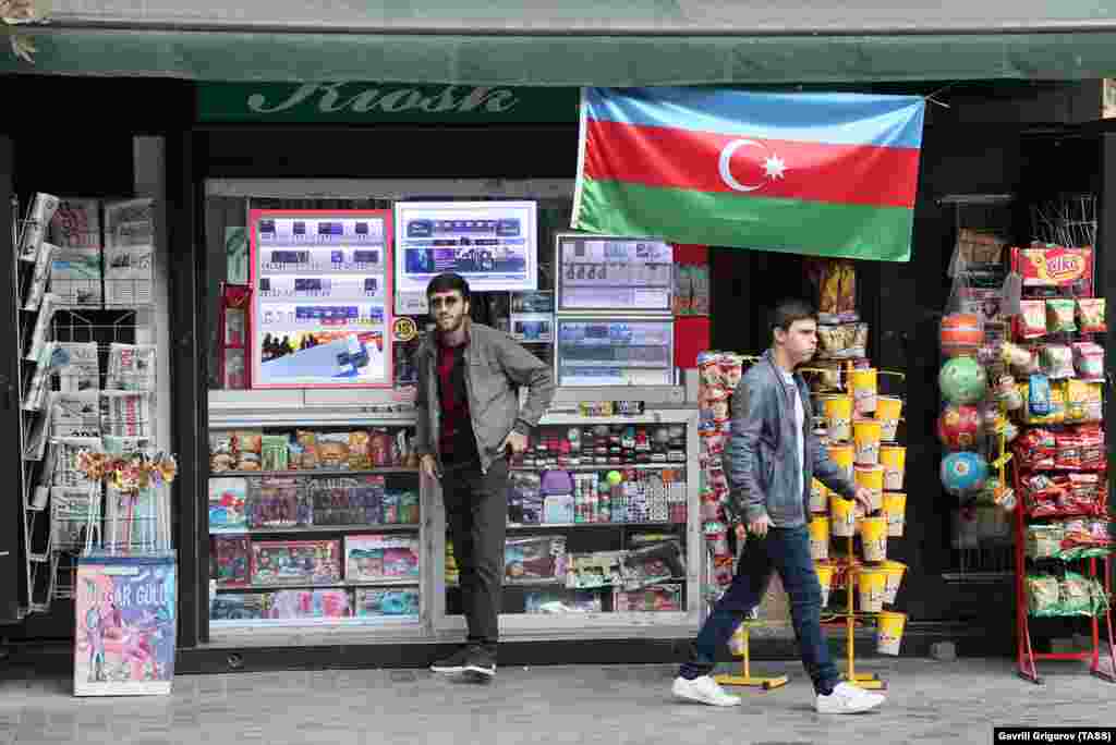 Флаг Азербайджана над уличным киоском в Баку. 4 ноября 2020 года.