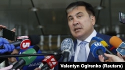 Ուկրաինա - Միխեիլ Սաակաշվիլին Ռադայի «Ժողովրդի ծառա» խմբակցության անդամների հետ հանդիպումից հետո պատասխանում է լրագրողների հարցերին, Կիև, 24-ը ապրիլի, 2020թ.