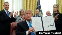 АКШнын президенти Дональд Трамп космостук аскерлерди түзүү тууралуу буйрукка кол койгонун көрсөтүп жатат. 
