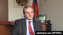 Замглавы МИД Армении Зограб Мнацаканян дает интервью, апрель 2012 г.