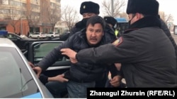 Полиция қала ортасында адамды ұстап жатыр. Ақтөбе, 10 қаңтар 2021 жыл.