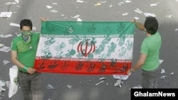 دو تن از معترضان شرکت کننده در اعتراض های خیابانی به نتایج انتخابات ریاست جمهوری.