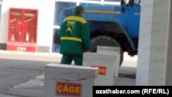 Türkmenistandaky ýangyç bekedi (Illýustrasiýa suraty). Türkmenistan içerki bazarda iň arzan awtoulag ýangyjy bolan ilkinji on ýurduň hataryna girýär. 