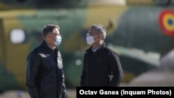 Президент Румынии Клаус Йоханнис и глава НАТО Йенс Столтенберг на военной базе. 11 февраля 2022 года