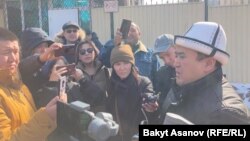 Семетей Талас уулу УКМКга сурак берип чыккандан кийин журналисттердин суроолоруна жооп берүүдө. 18-февраль, 2022-жыл.