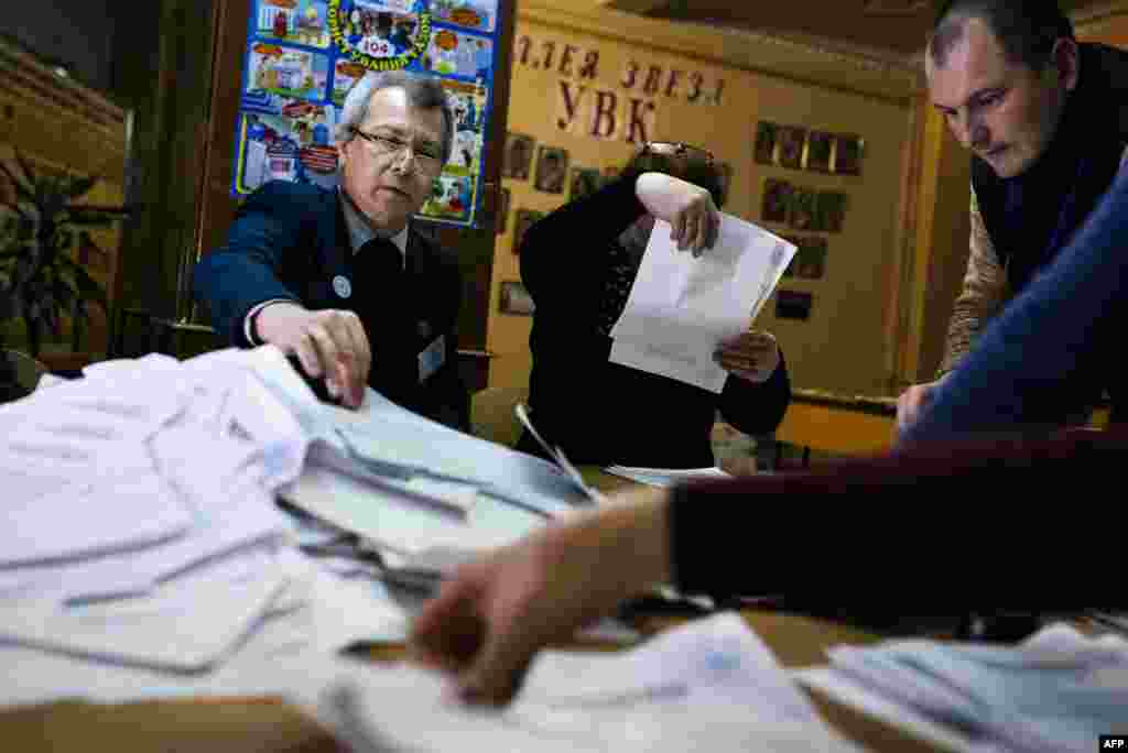 Падлік галасоў на выбарчым участку ў Данецку