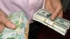  Şu gün Aşgabatda 1 dollar 34 manatdan alnyp, 34,50 manatdan satyldy, Maryda dollar 35 manatdan alnyp, 35,20 manatdan satyldy.