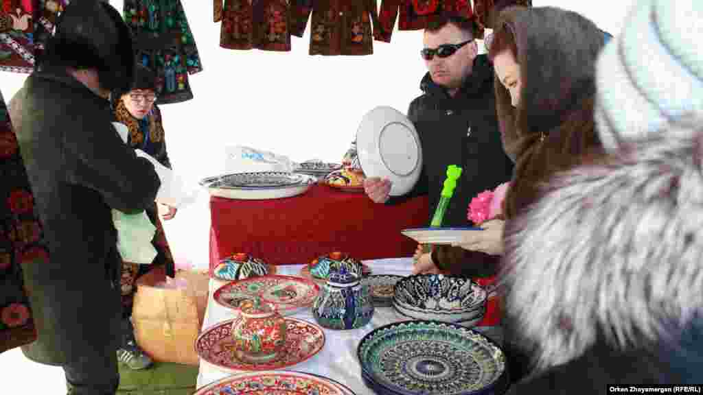 Люди у прилавка с посудой. 