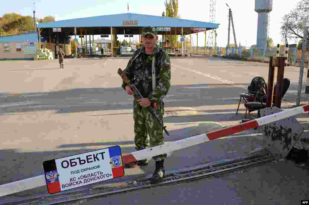 Пограничный пункт пропуска на российско-украинской границе, захваченный вооруженными сепаратистами