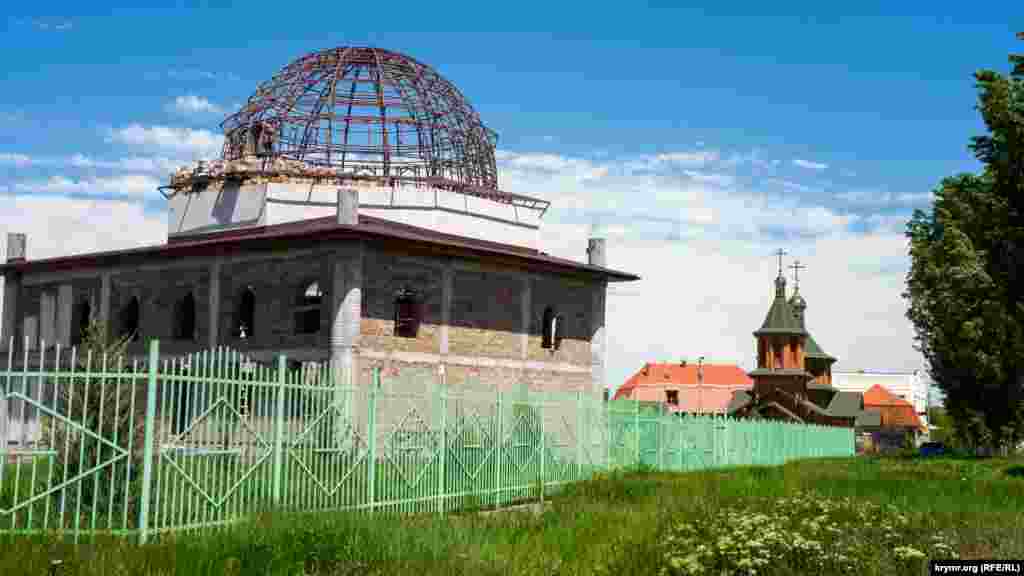 Мечеть у Білоглинці методом народного будівництва почали зводити в 2018 році. Поки ж місцеві мусульмани проводять колективні намази в тимчасовому приміщенні, розташованому поруч зі споруджуваною мечеттю. Дерев'яну церкву Московського патріархату Амвросія Оптинського, що за мечеттю, побудували за рік – у 2012 році