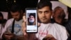 Bir adamyň telefonunyň ýüzünde Hezbollah toparynyň baş sekretary Hassan Nashrallahyň suraty