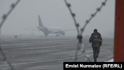 «Ош» аэропортундагы учак. Архивдик сүрөт. 