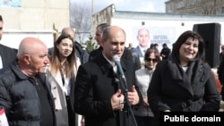 Գյումրիի համայնքապետի թեկնածու Մարտուն Գրիգորյանը նախընտրական քարոզարշավի ժամանակ, մարտ, 2025թ.