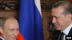 Russia -- Prime Minister Vladimir Putin (L) meets with his Turkish counterpart Recep Tayyip Erdogan in Moscow, 13Jan2010