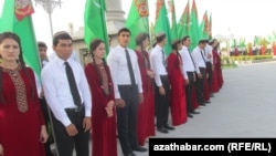 Dabaraly çäräniň geçmeli güni daňdan bäşde binalar toplumyna talyplar getirilip, diri koridor düzüldi. Surat arhiwden alyndy