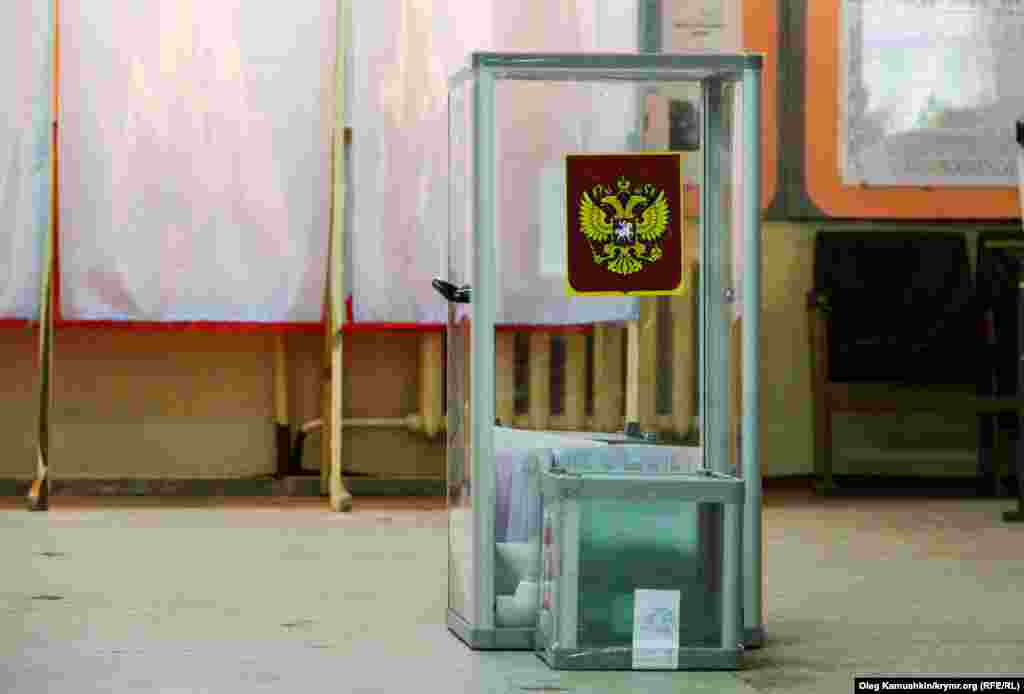Симферополь сайлау учаскесінде тұрған сайлау жәшігі. 