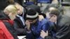 Психологи МЧС и родственники пассажиров рейса FZ981 в аэропорту Ростова-на-Дону, утро 19 марта 2016 года