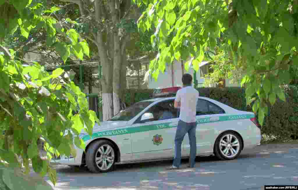 Bukuja ýerde sürüjiler bilen 'iş geçirýän' ýol gözegçilik gullugynyň işgäri.
