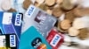 Visa türkmen banklarynyň 'bergisi ýok' diýýär, çeşmeler öz diýenlerine tutýar