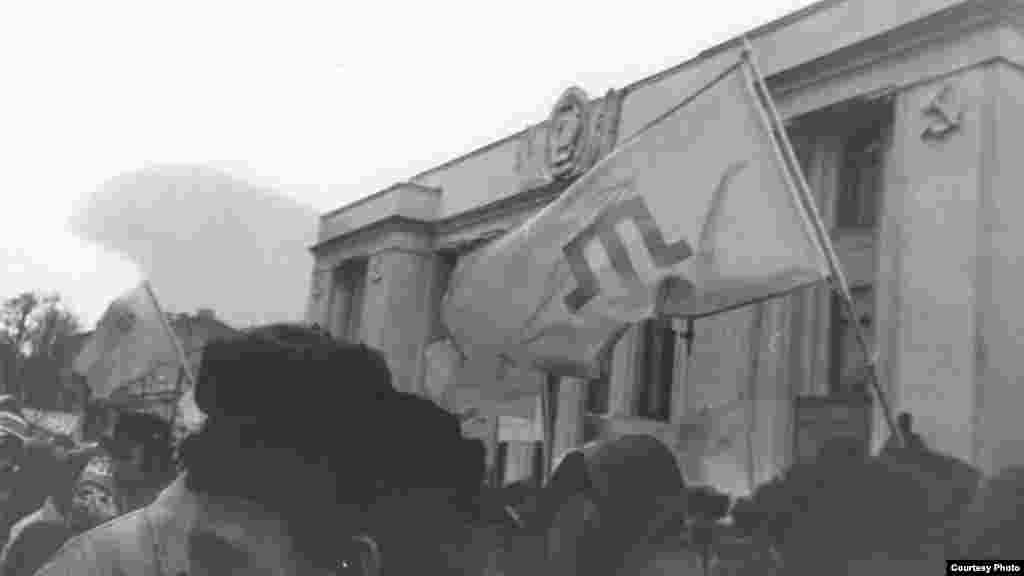 Вересень 1991. Прапор із тамгою в центрі майорить під будівлею Верховної Ради України. Тоді активісти з Криму вимагали від депутатів відновити державність кримськотатарського народу і визнати Меджліс як представницький орган. Згодом пікети переросли в знакову для кримських татар акцію «Київ-92»