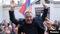Armenia - Opposition leader Sasun Mikaelian receives a hero's welcome after being released from prison, 27May2011.