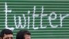 Arap dünýäsindäki aktiwistler öz protestleri barada aýtjak zatlaryny ile ýetirmek, käbir halatlarda hem üýşmeleňlerini koordinirlemek üçin Twitter we beýleki sosial mediadan peýdalanypdylar.