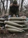 Военнослужащий ВСУ в Донбассе готовит к бою снаряды калибра 155 мм