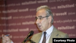 شهرام چوبین معتقد است که پيشرفت مذاكرات گروه پنج به علاوه یک تا به حال بسيار محدود و كند بوده است.
