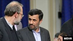محمدرضا باهنر (راست) در کنار محمود احمدی‌نژاد و علی لاریجانی 