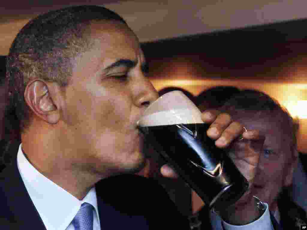 Irska - U pubu Ollie Hayes u Moneygallu predsjednik je pio Guinness pivo, 23.05.2011. Foto: AP / Charles Dharapak