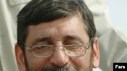 محمد حسين صفارهرندی وزیر ارشاد می گوید دولت ها در گذشته با رفع مسووليت از خود و واگذار کردن نظارت به خود مردم عاداتی را ايجاد کرده اند که بازگرداندن آن به مسير اصلی کاری سخت است