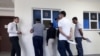 Iýmäne çörek tapmaýandygyny aýdýan onlarça maryly prokuraturanyň öňüne üýşüp, prokurordan haraý gözleýär
