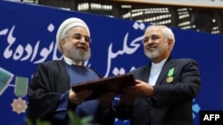 رئیس‌جمهوری ایران در مراسم اعطای نشان دولتی به مذاکره‌کنندگان ایران در مورد پرونده هسته‌ای، سخنرانی کرده بود