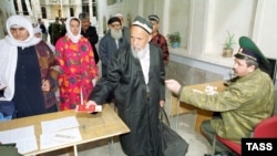 “Respublika” partiýasy: “Ýanwar aýynda Özbegistanyň Türmenistana barmak islän 4500 raýatyndan 1200-den gowragyny türkmen serhetçileri hiç bir düşündirişsiz yzyna gaýtarypdyrlar”.