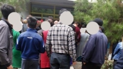 Bankomat nobatyna garaşýan adamlar: “Gerek bolsa, şu bankomatyň öňünde ýatyp-turarys!”