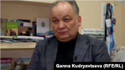По словам Бариева, Карамурзу задержали после обыск в его доме, его обвинили в причастности к так называемой «экономической блокаде» Крыма