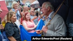 Илустрација, битанскиот крал Чарлс Трети се сретна со бегалци од Украина,