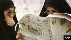 روزنامه کیهان در دو دهه گذشته یکی از رسانه های مهم اسلامگرایان بوده است که برای مقابله با مخالفان در ایران از برچسب‌هايى مثل فاسد، جاسوس، مرتد، معاند، دشمن، مزدور، قلم به مزد و فتنه گر به وفور استفاده می کند.