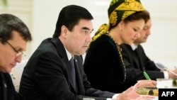 Türkmenistanyň prezidenti Gurbanguly Berdimuhamedow. (Çepden ikinji)