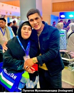 Мухаммадкодир Пулатов со своей матерью Нигорой Камбаровой. Фото из Instagram'а спортсмена