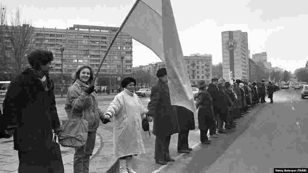 «Украинская волна» охватила крупные города, включая Киев (на фото), Львов и Донецк. Выборы в марте 1990 года разрушили монополию Коммунистической партии на власть в Украине. Несколько месяцев спустя, когда Горбачёв пытался предотвратить распад СССР, сотни тысяч людей приняли участие в протестах и забастовках по всей Украине, призывая к независимости 