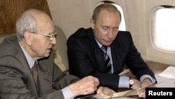 Președintele Rusiei Vladimir Putin cu Ivan Martînușkin se îndreaptă spre Cracovia, ianuarie 2005